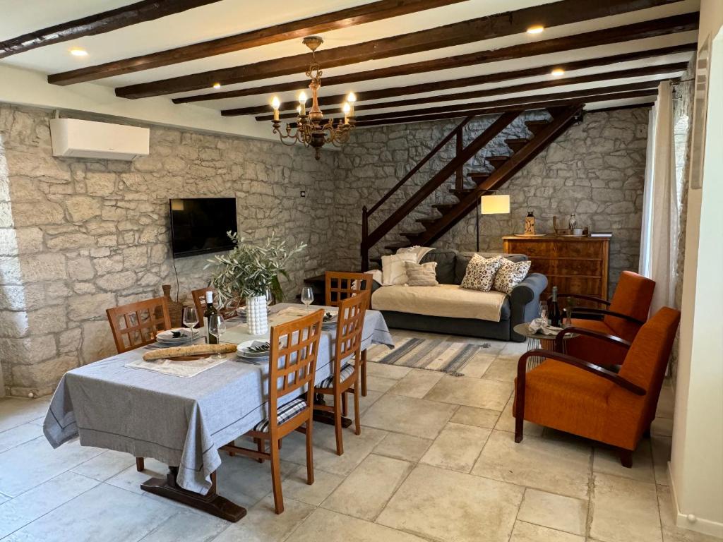 Posedenie v ubytovaní House Kisic
