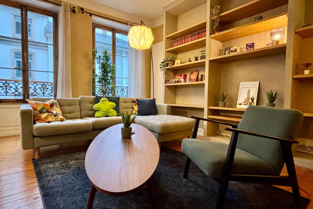 un salon avec un canapé et une table dans l'établissement Authentic charm and design in Strasbourg, à Strasbourg