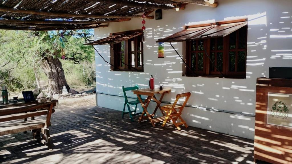 un patio di una casa con tavolo e sedie di Centro Ecoholístico Alami a San Marcos Sierra
