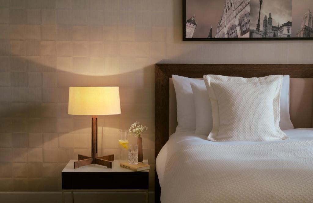 Postel nebo postele na pokoji v ubytování Hotel Alden Splügenschloss Zürich - Leonardo Limited Edition