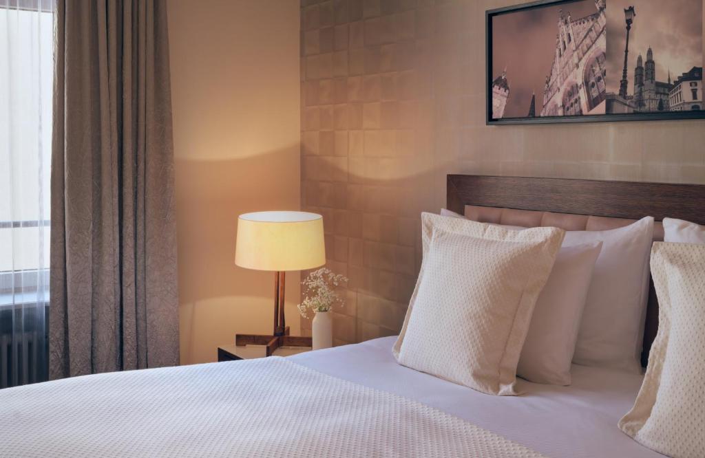 Postel nebo postele na pokoji v ubytování Hotel Alden Splügenschloss Zürich - Leonardo Limited Edition
