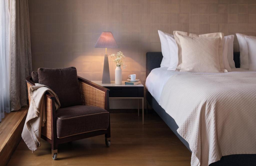 Postel nebo postele na pokoji v ubytování Hotel Alden Splügenschloss Zürich - Leonardo Limited Edition