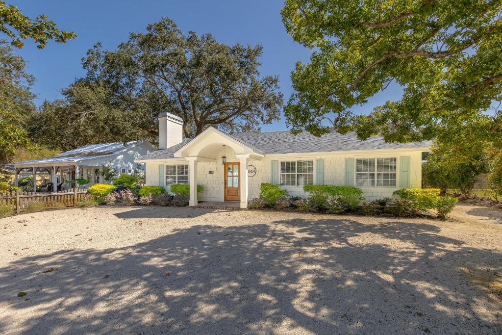 ein weißes Haus mit Auffahrt in der Unterkunft Milly by the Sea in Saint Simons Island