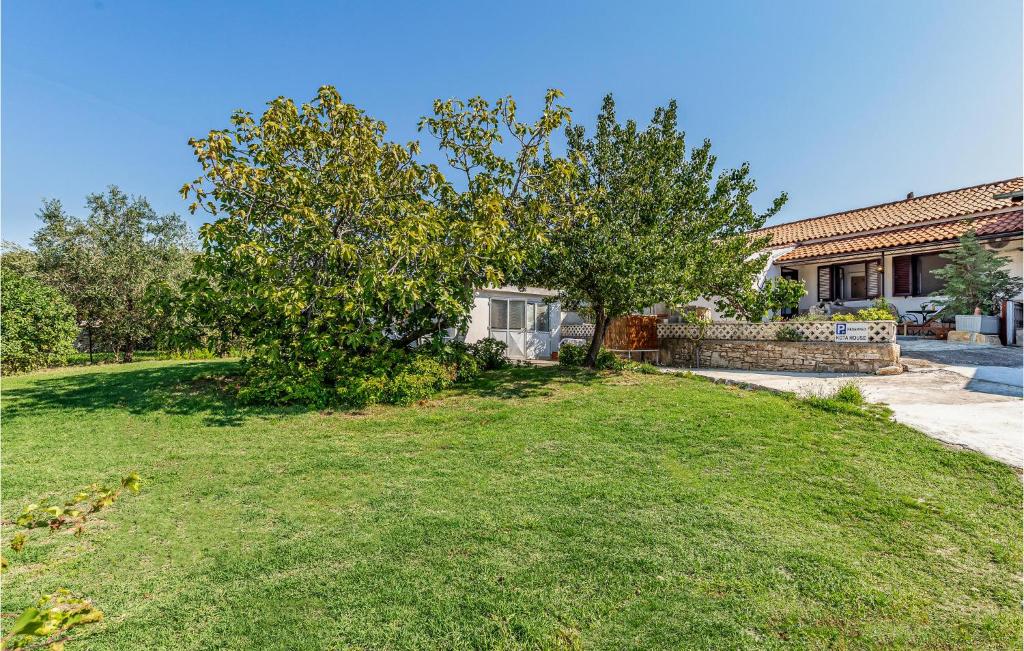 Vonkajšia záhrada v ubytovaní 2 Bedroom Lovely Home In Pula