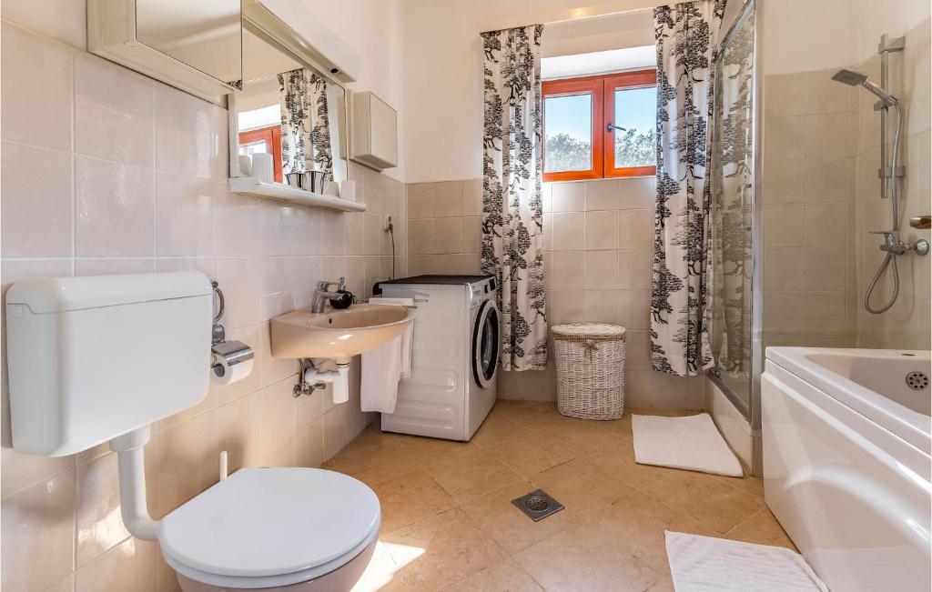 Kúpeľňa v ubytovaní 2 Bedroom Lovely Home In Pula