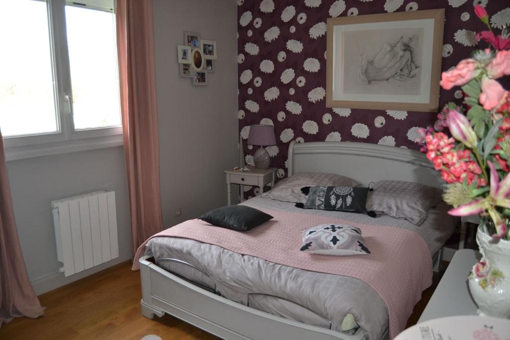 a bedroom with a bed with a pink blanket at SAINT Pavace in Saint Pavace
