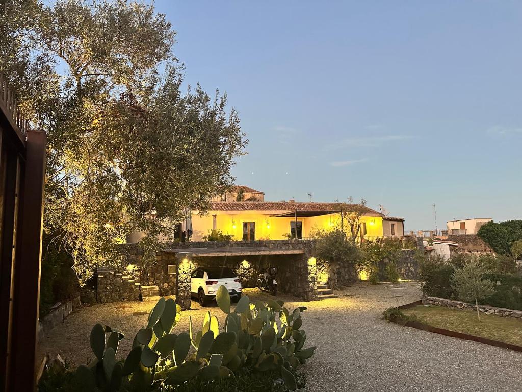 A garden outside La Cantina Villa di campagna