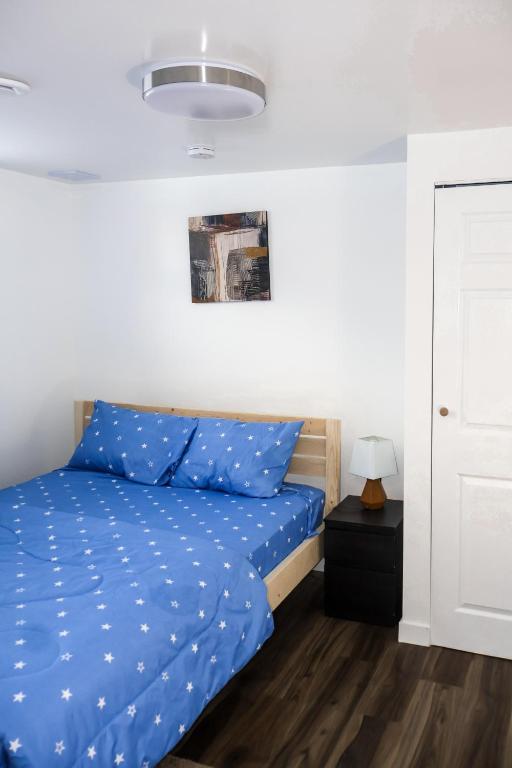 Postel nebo postele na pokoji v ubytování Cozy 2 Bedroom Basement Suite
