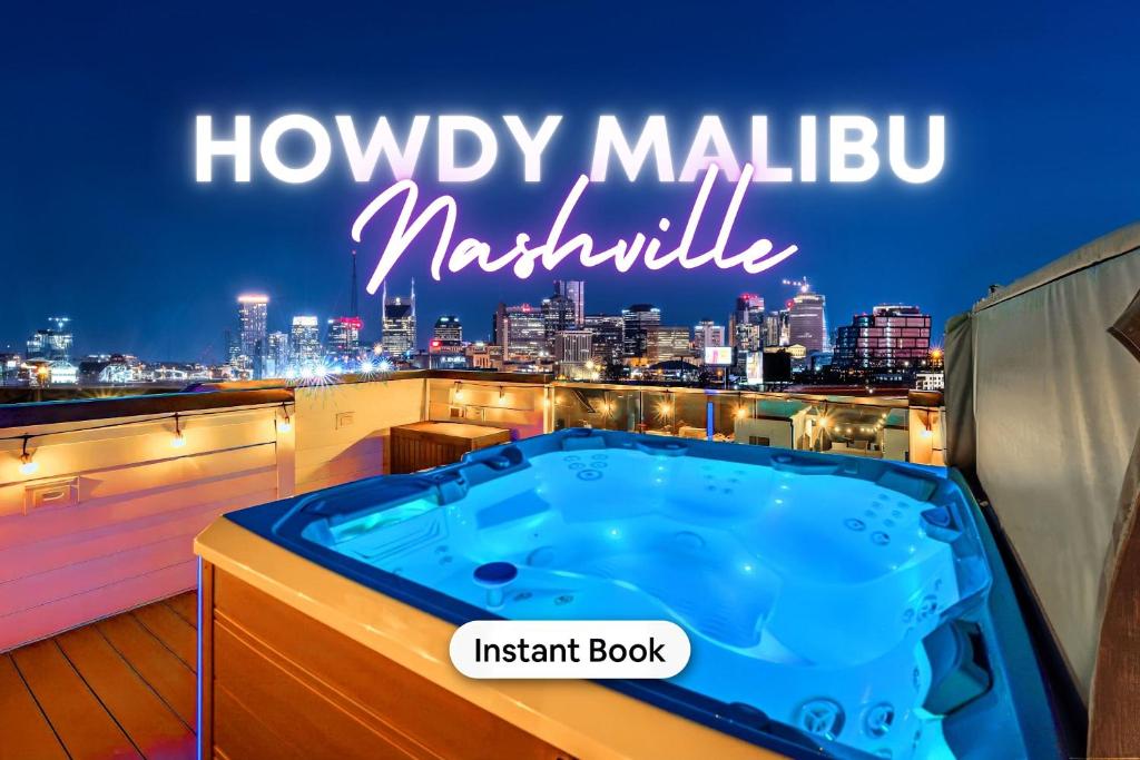 Πισίνα στο ή κοντά στο Rooftop Hot Tub City Views Pac-Man Pool Table