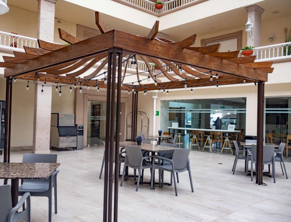 Un restaurante u otro lugar para comer en Best Western PLUS Monterrey Colón
