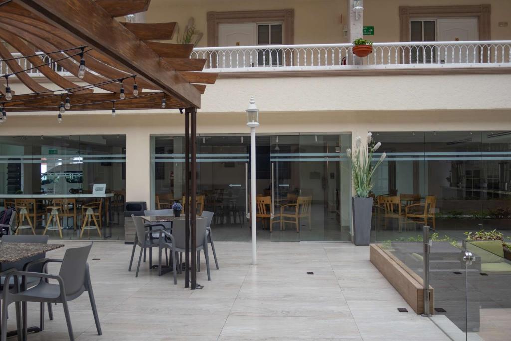 Un restaurante u otro lugar para comer en Best Western PLUS Monterrey Colón