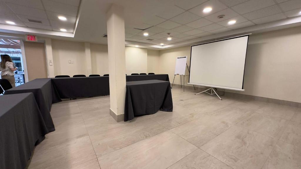 El área de trabajo o centro de convenciones de Best Western PLUS Monterrey Colón