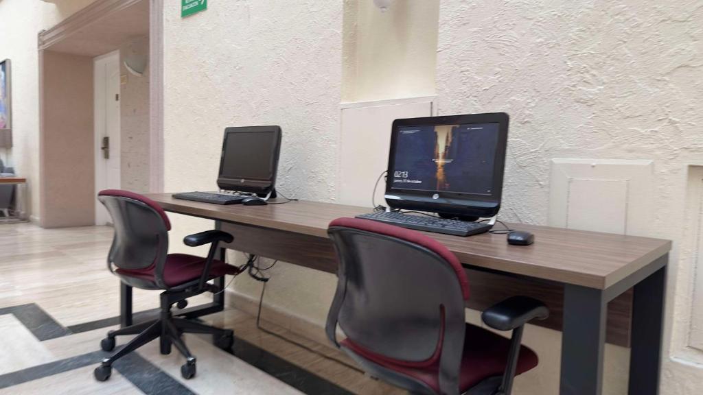 Una televisión o centro de entretenimiento en Best Western PLUS Monterrey Colón