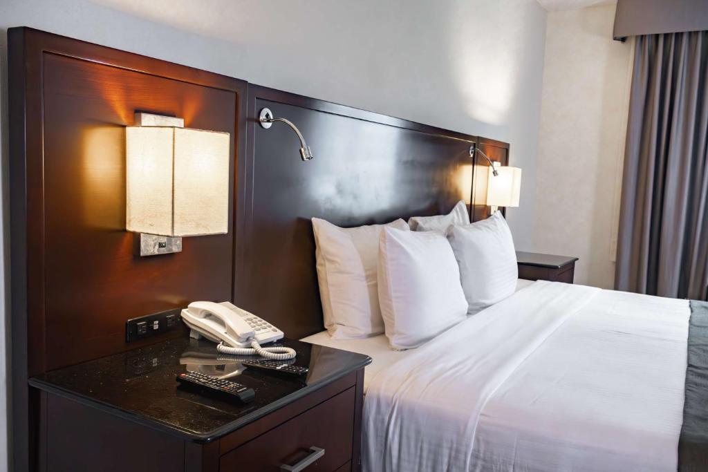 Una cama o camas en una habitación de Best Western PLUS Monterrey Colón