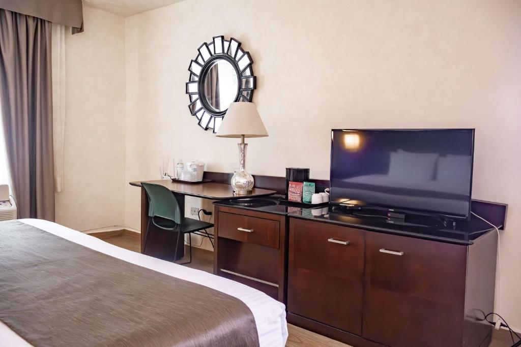 Una cama o camas en una habitación de Best Western PLUS Monterrey Colón