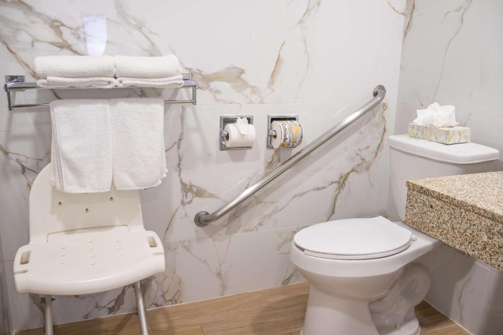 Un baño de Best Western PLUS Monterrey Colón