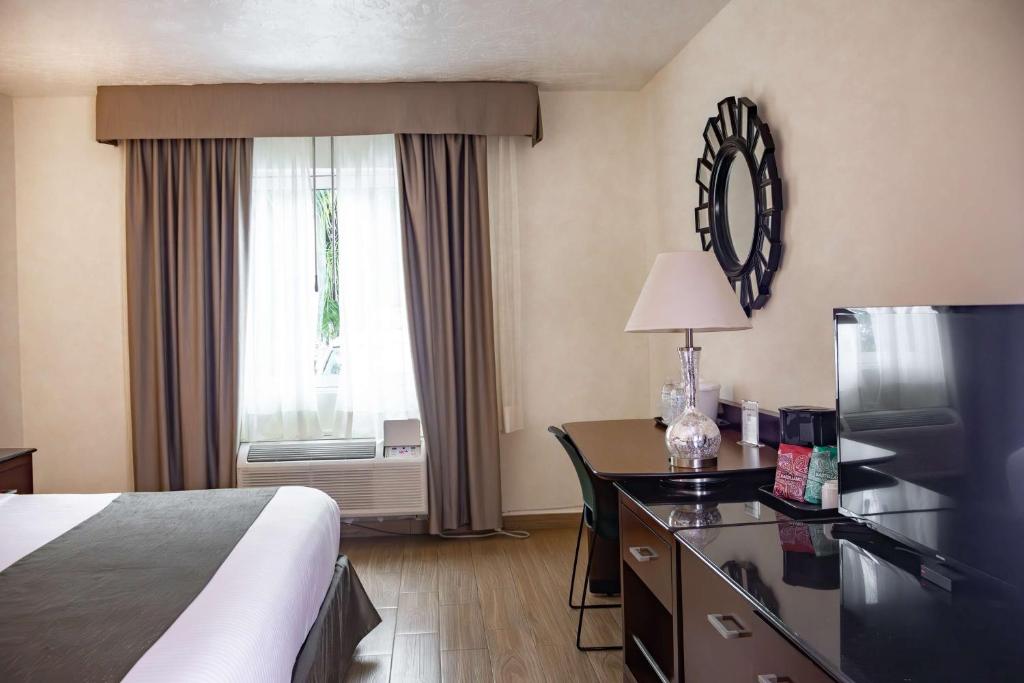 Una cama o camas en una habitación de Best Western PLUS Monterrey Colón
