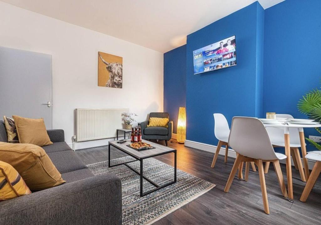 un salon avec un canapé et une table dans l'établissement Sedgley-wolverhampton-contractors -4 Beds-parking, à Sedgley
