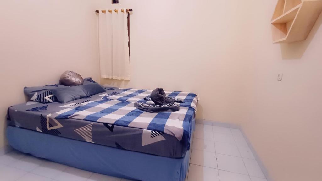 Ένα ή περισσότερα κρεβάτια σε δωμάτιο στο M2 Homestay Jogja