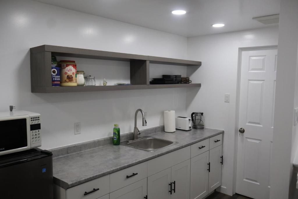 Kuchyň nebo kuchyňský kout v ubytování Cozy 2 Bedroom Basement Suite