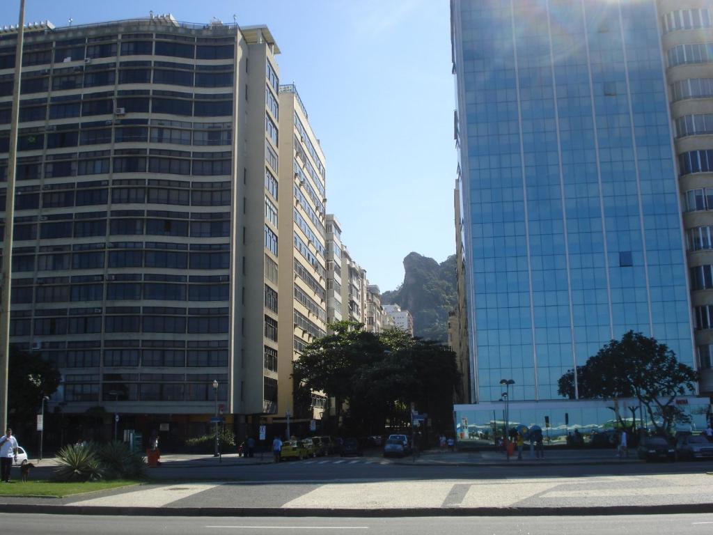 dos edificios altos en una ciudad con una calle en Ótima Opção Em Copacabana, en Río de Janeiro