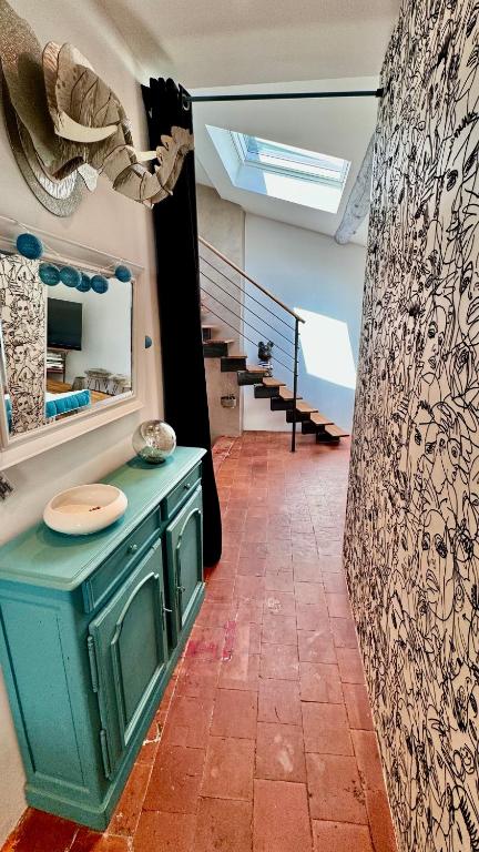 une chambre avec un comptoir vert et un escalier dans l'établissement artist plein centre ville historique, à Aix-en-Provence