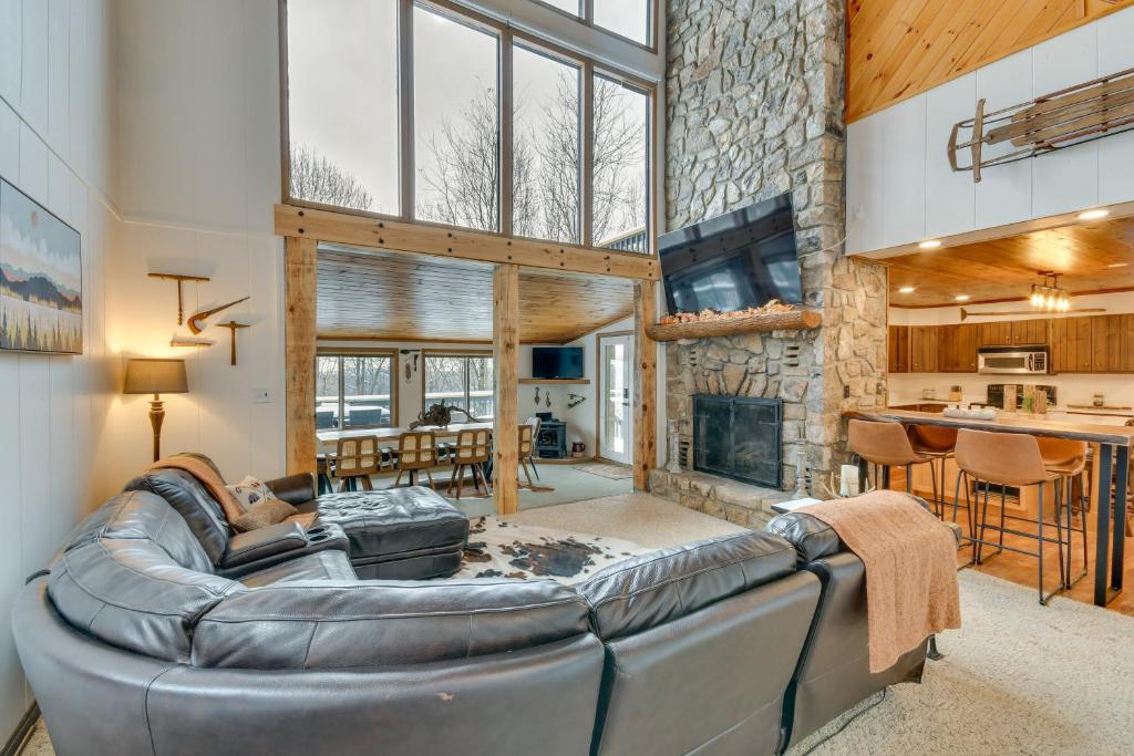 Dapur atau dapur kecil di 6 Mi to Skiing Home with Hot Tub in Seven Devils!