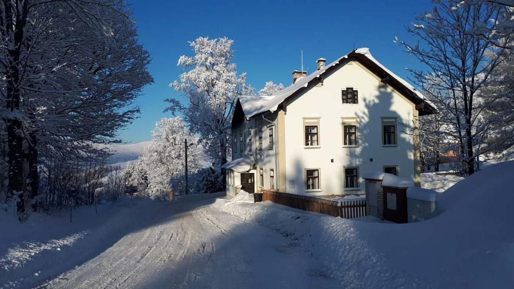 Stará Škola Hedeč v zimě