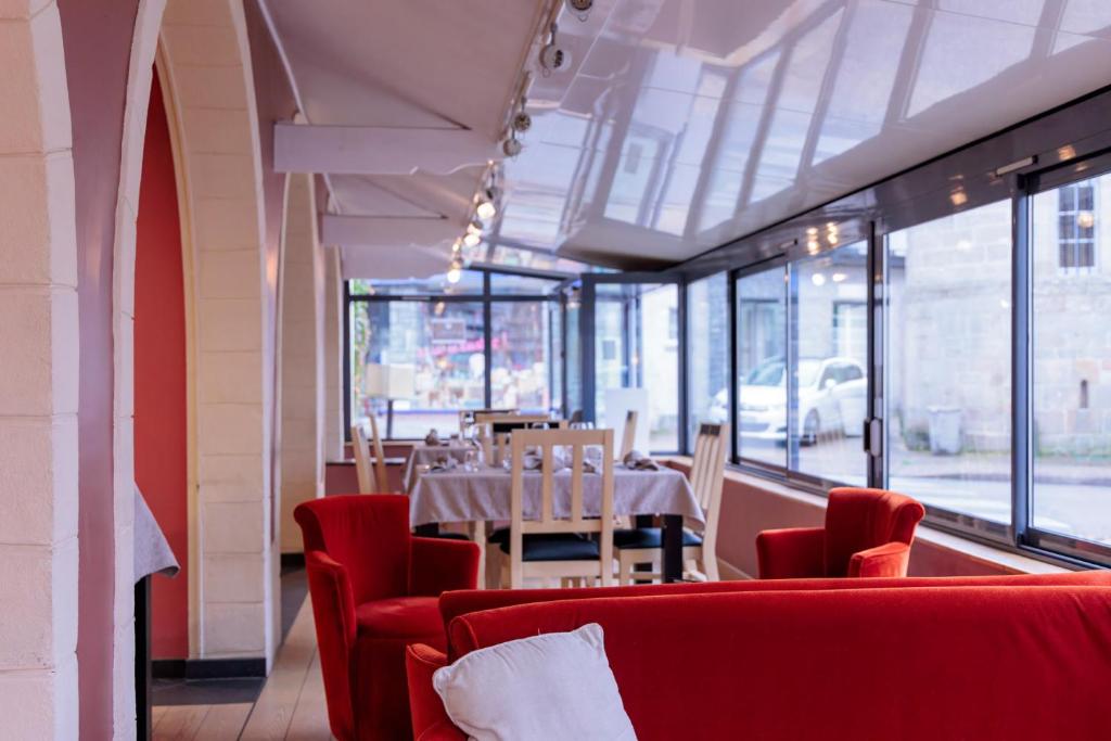 Posezení v ubytování Logis Hôtel Restaurant Auberge de la Xaintrie