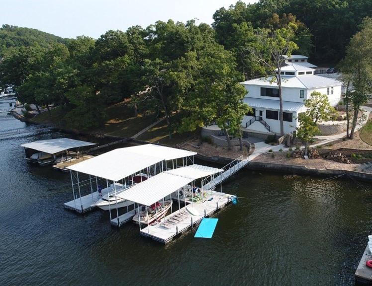 eine Luftansicht eines Docks mit einem Haus in der Unterkunft White house in Gravois Mills