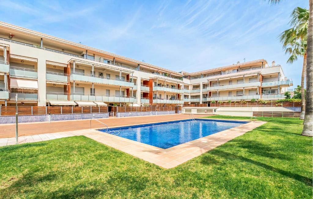 Kolam renang di atau dekat dengan 3 Bedroom Lovely Apartment In La Ràpita