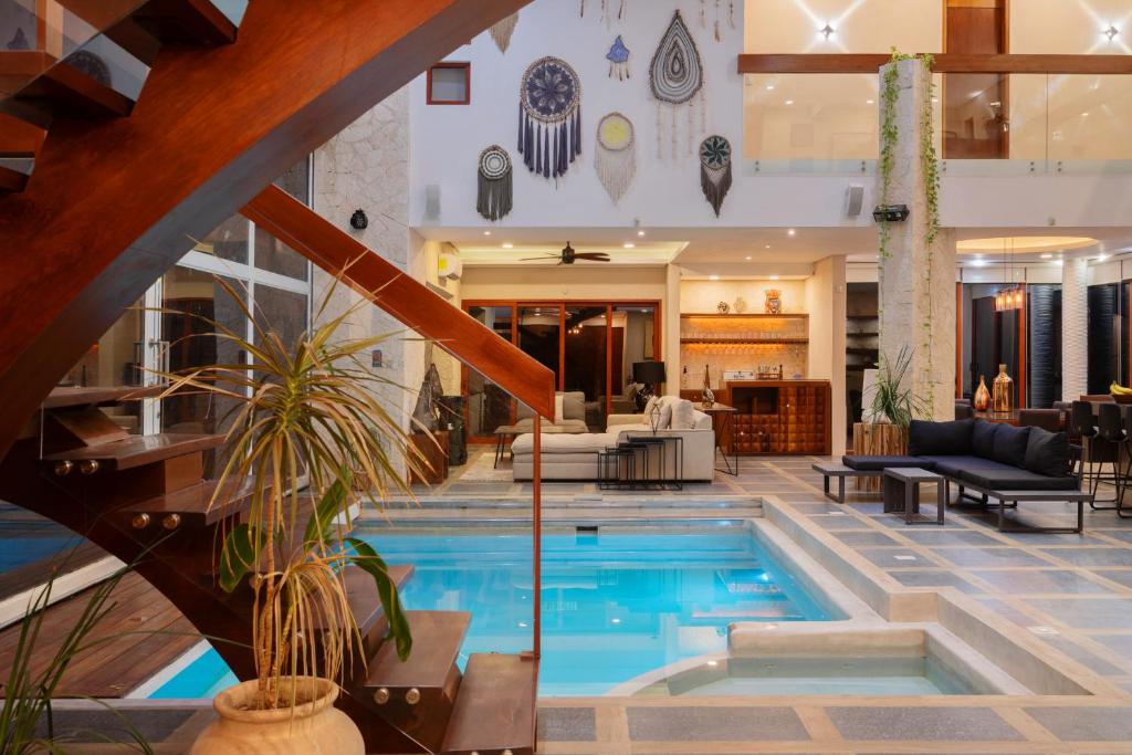 vestíbulo con piscina y sala de estar en Villa Tikal, en Tulum