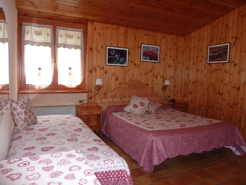 Łóżko lub łóżka w pokoju w obiekcie Hotel Corona