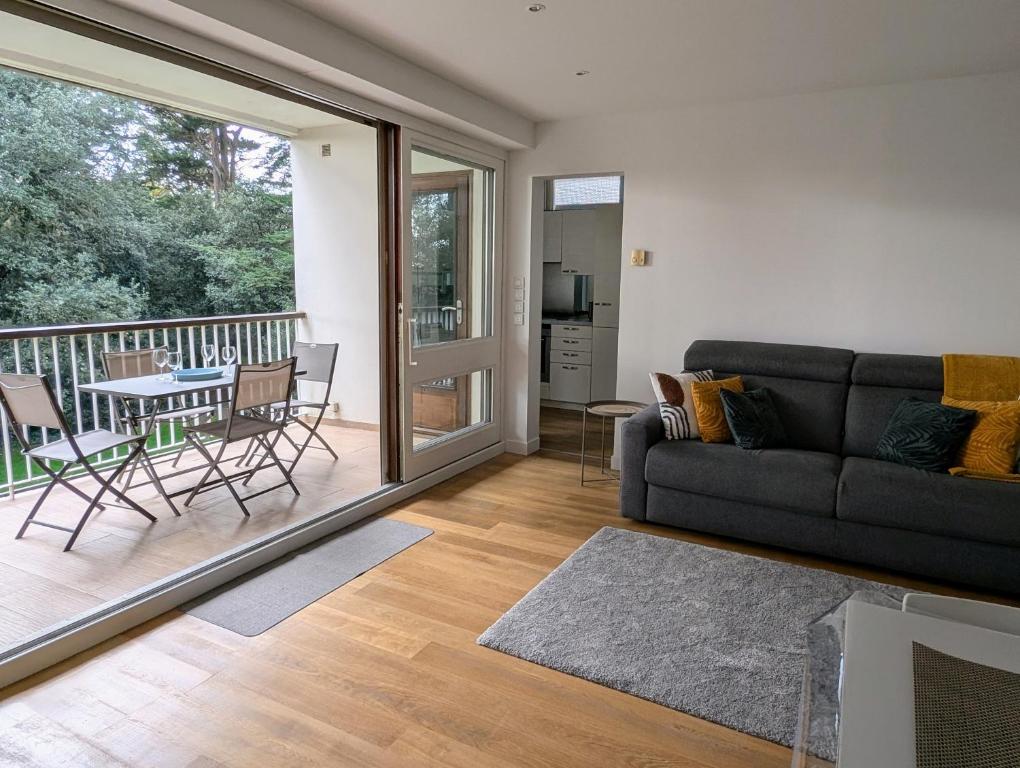 un salon avec un canapé et une table dans l'établissement Ker Maretz Appartement lumineux entre côte et parc, à Pornic