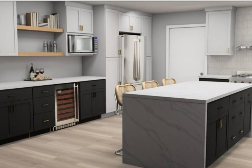 une cuisine avec des armoires noires et un comptoir blanc dans l'établissement Brand New Getaway with Pool, Theater and Game Room, à Holland