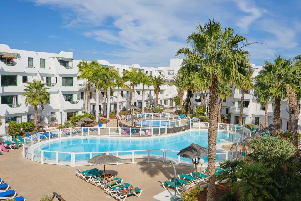 TOP FLOOR OCEAN VIEWS Lanzamar - Renovated Gem with a Sunny, Private Terrace & Elevator & Pool - Puerto del Carmen