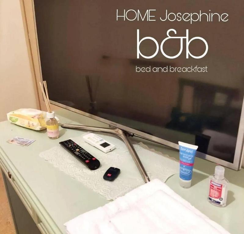 Telewizja i/lub zestaw kina domowego w obiekcie home Joséphine, a due passi dalla Reggia