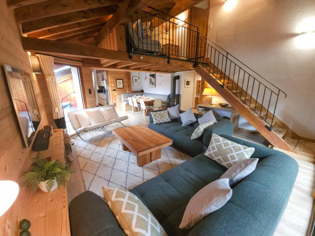 an overhead view of a living room with a blue couch at Chalet confortable 10 pers. au centre de St Martin de Belleville, proche téléski et commodités - FR-1-452-67 in Saint-Martin-de-Belleville