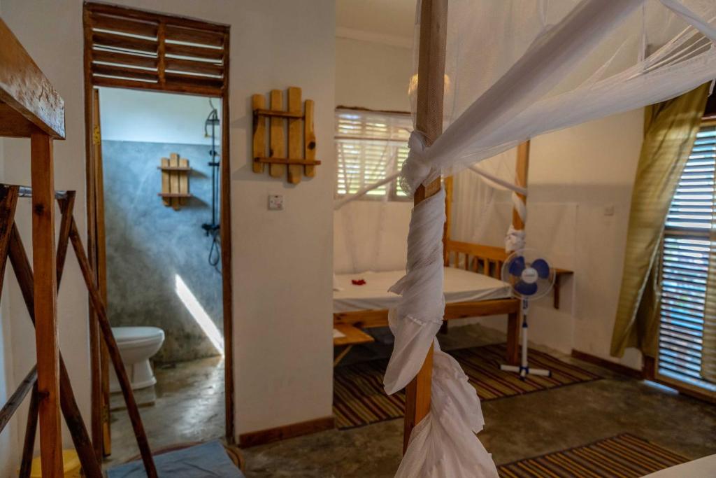 Et badeværelse på Coconut Mafia Island Bungalows