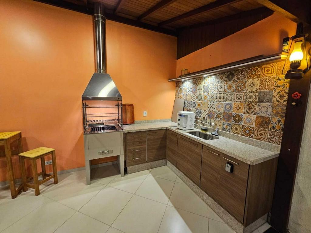 Kuchyň nebo kuchyňský kout v ubytování Linda Casa 2 qrts Churrasqueira garagem Resende RJ