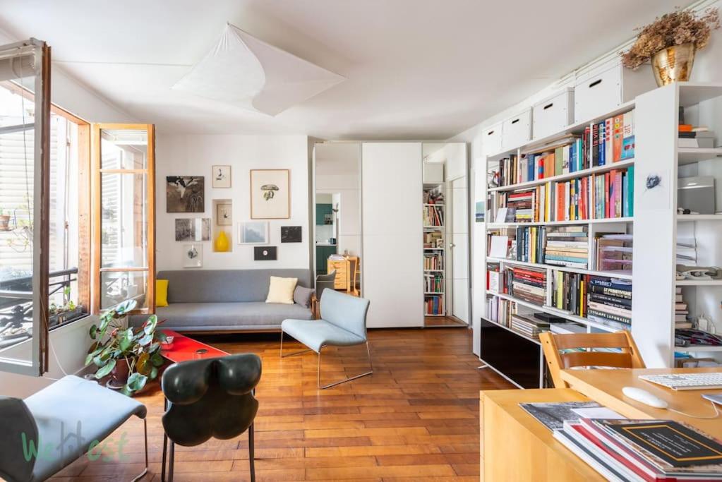 - un salon avec un canapé et quelques livres dans l'établissement Nice apartment for 2p in Montmartre district, à Paris