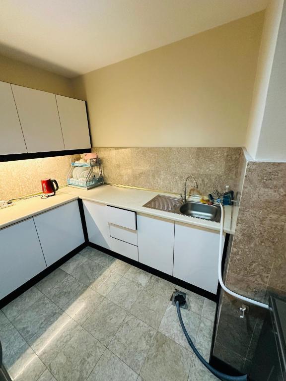 Kuchyň nebo kuchyňský kout v ubytování TaheeenS Suites at Berjaya Times Square