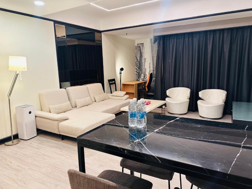 Posezení v ubytování TaheeenS Suites at Berjaya Times Square
