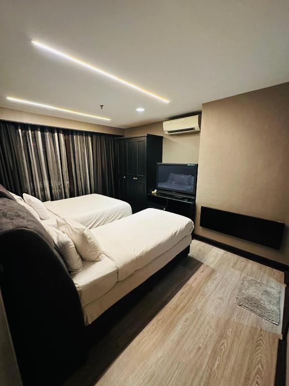 Postel nebo postele na pokoji v ubytování TaheeenS Suites at Berjaya Times Square