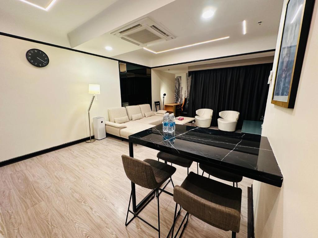 TV a/nebo společenská místnost v ubytování TaheeenS Suites at Berjaya Times Square