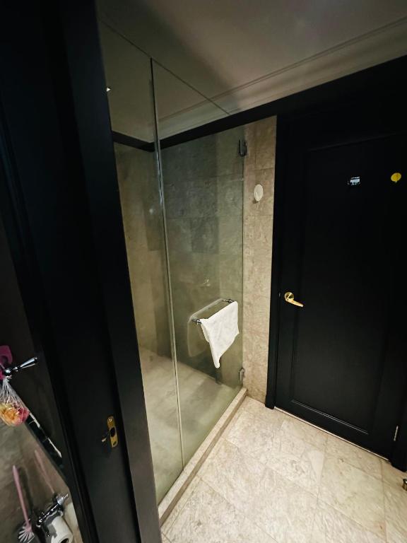 Koupelna v ubytování TaheeenS Suites at Berjaya Times Square