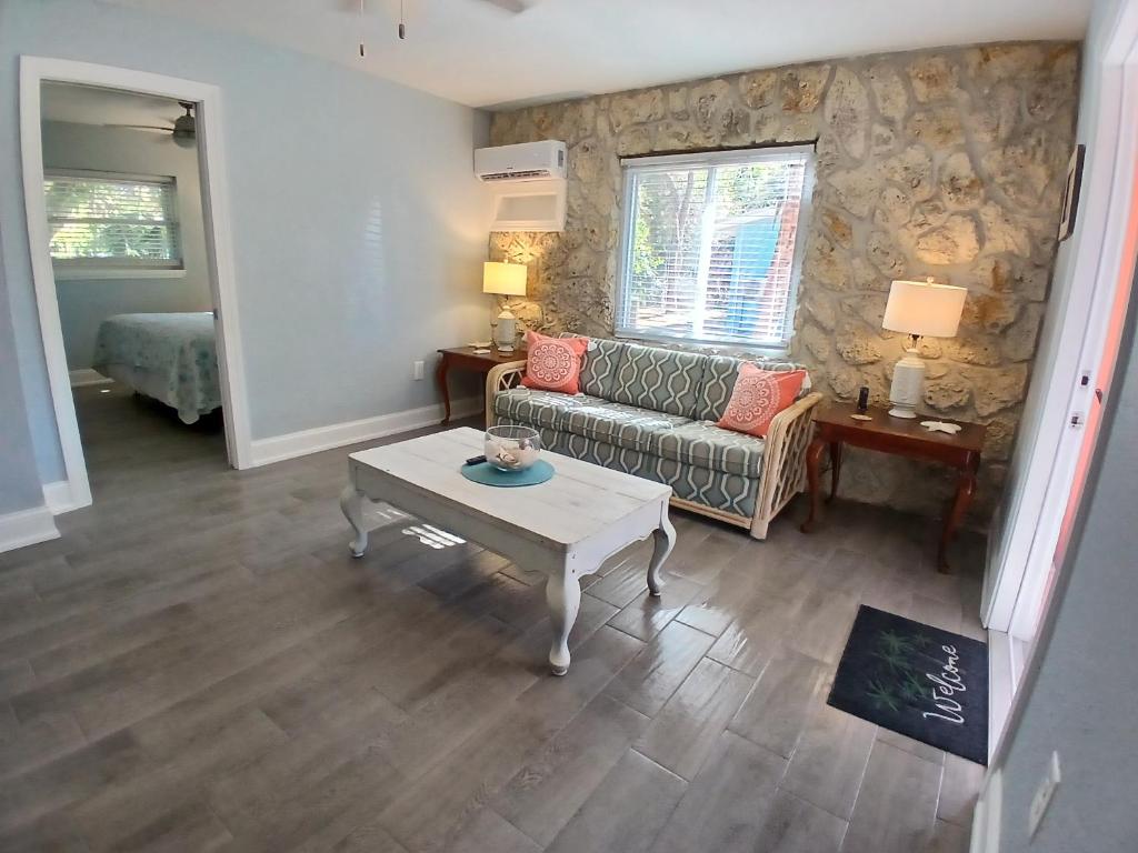 ein Wohnzimmer mit Sofa und Tisch in der Unterkunft Starfish - Spacious By River 1.3 Mi to Beach 1 Bd 1 Bth Kit in Bonita Springs