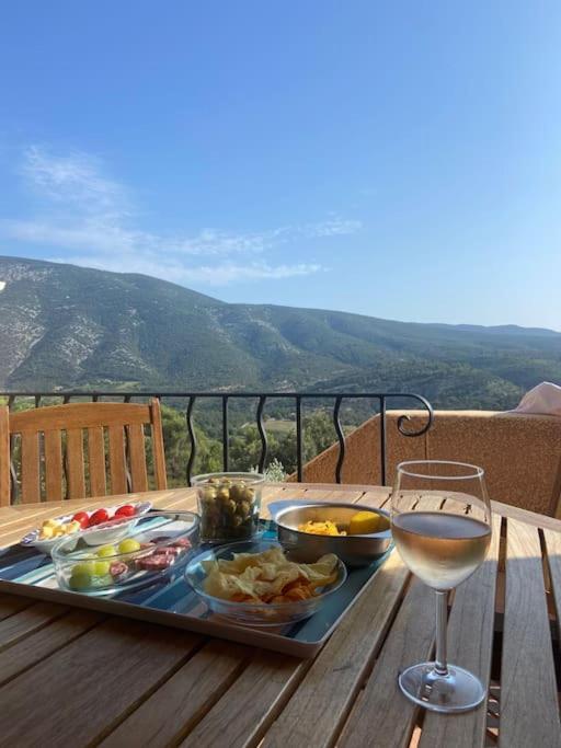 - un plateau de nourriture sur une table avec un verre de vin dans l'établissement Bastidon La Garrigue, à Mollans-sur-Ouvèze