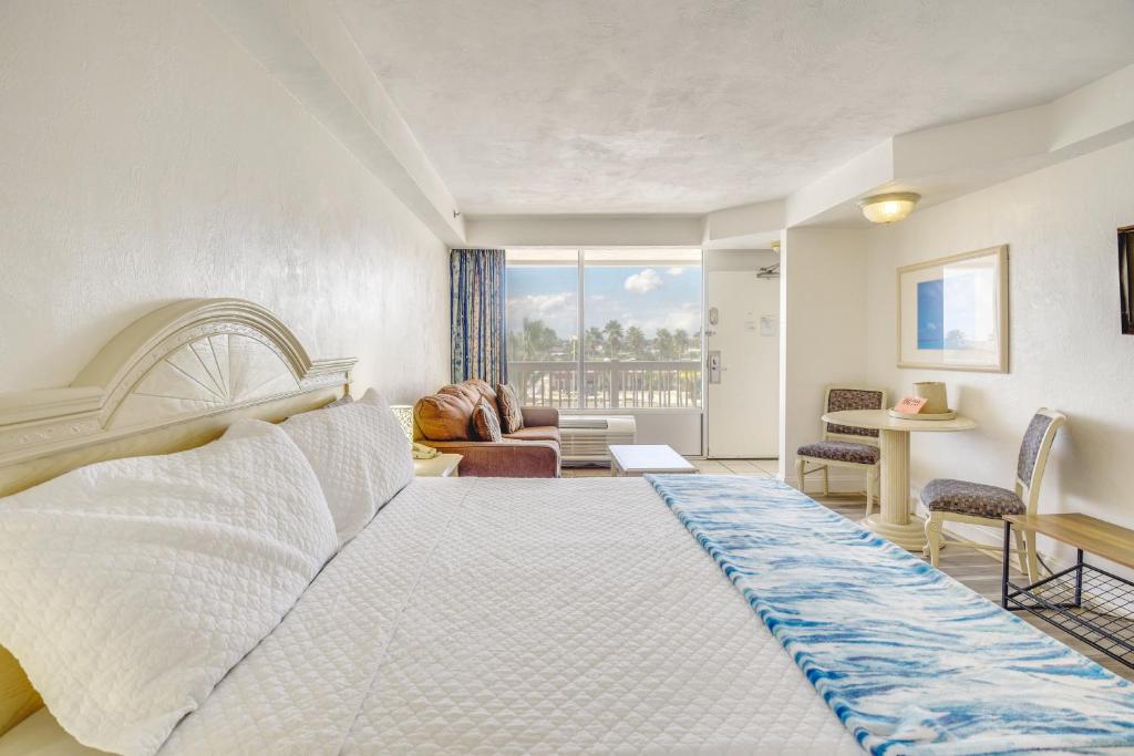 Postel nebo postele na pokoji v ubytování Steps to Daytona Beach Sunny Studio