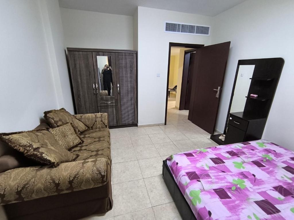 Postel nebo postele na pokoji v ubytování Rooms opposite mega mall in telephone shops roundabout flat no 203